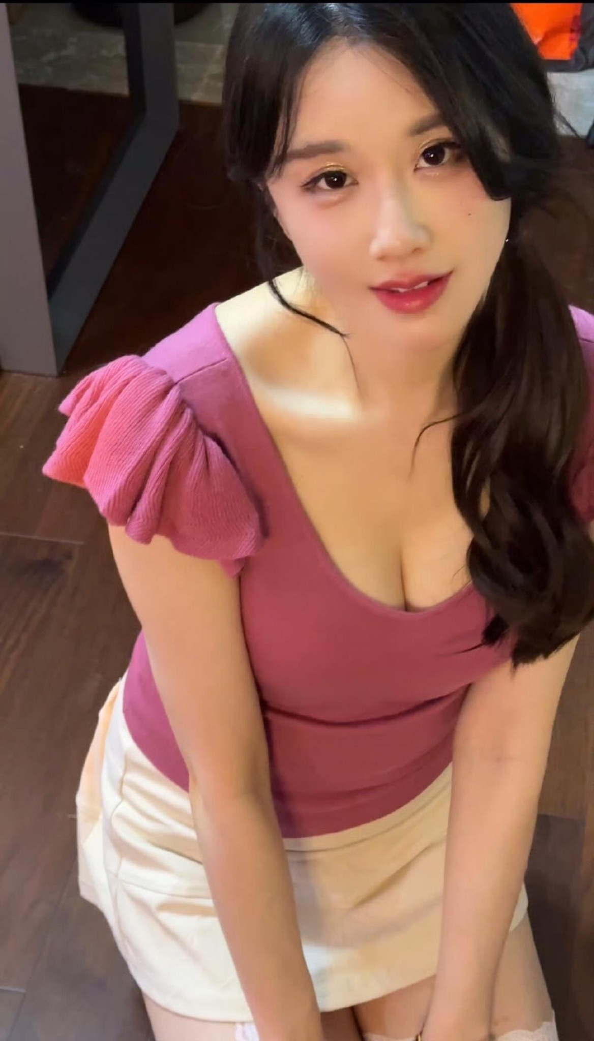 Bất ngờ vén váy lên cao trên sóng, nữ streamer bị chỉ trích mạnh mẽ, khẳng định chỉ vì 