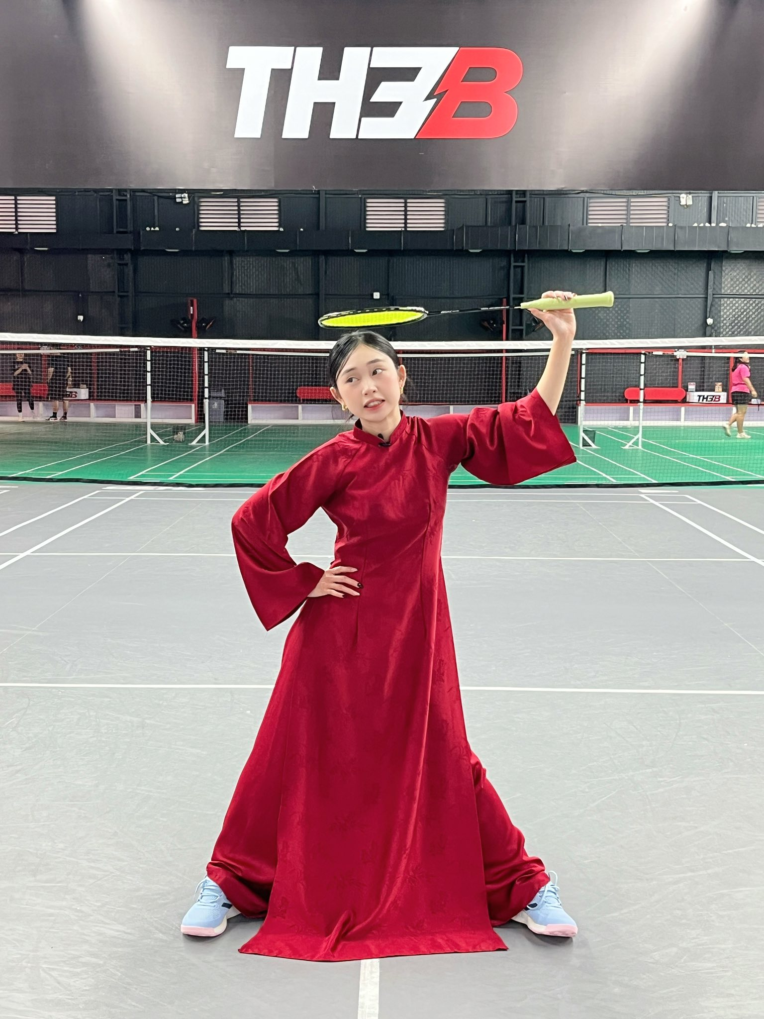Diện áo dài chơi cầu lông, hot girl khiến anh em game thủ thích thú với bộ ảnh Tết độc đáo- Ảnh 2. Diện áo dài chơi cầu lông, hot girl khiến anh em game thủ thích thú với bộ ảnh Tết độc đáo- Ảnh 2.