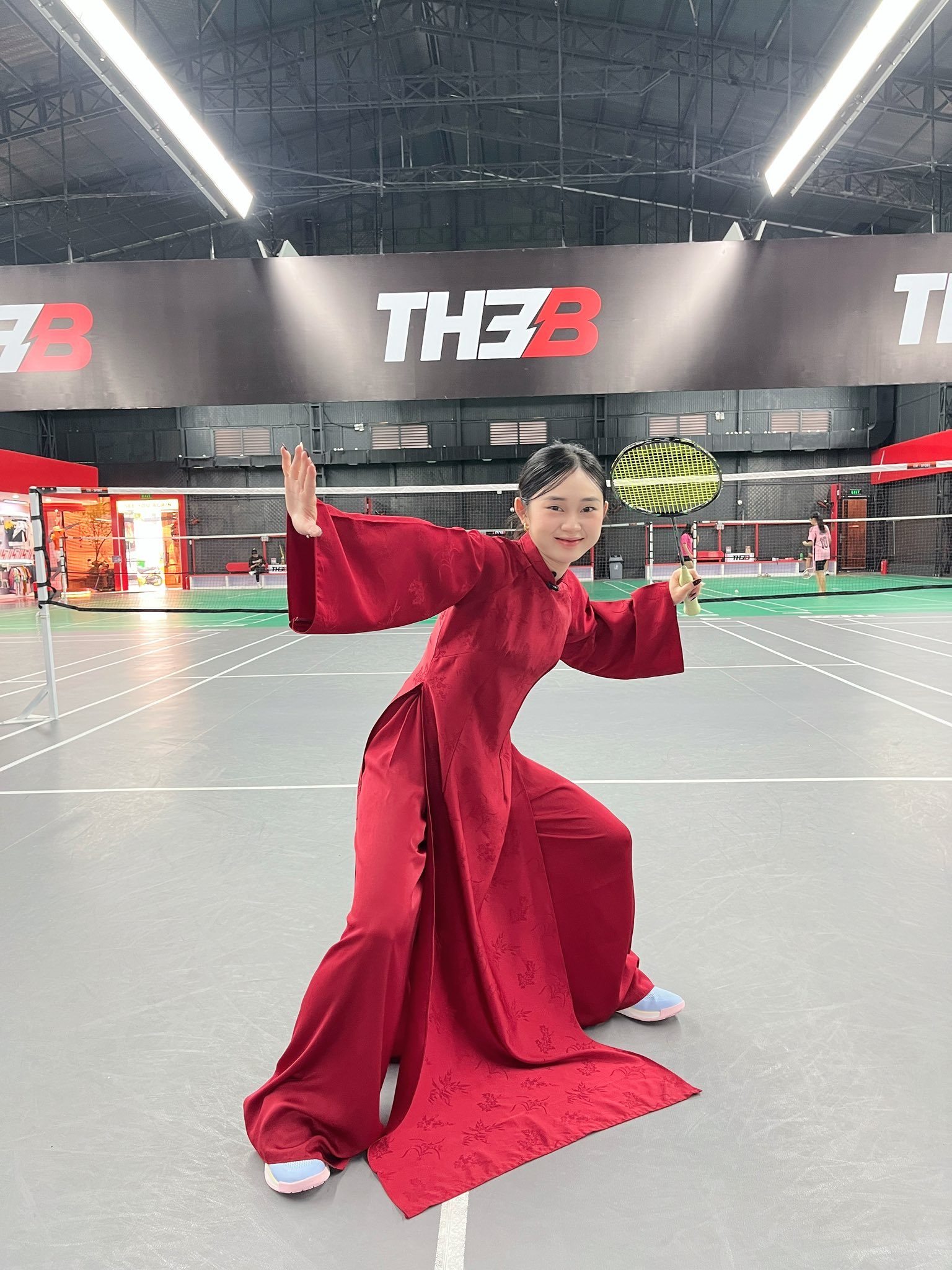 Diện áo dài chơi cầu lông, hot girl khiến anh em game thủ thích thú với bộ ảnh Tết độc đáo- Ảnh 5. Diện áo dài chơi cầu lông, hot girl khiến anh em game thủ thích thú với bộ ảnh Tết độc đáo- Ảnh 5.