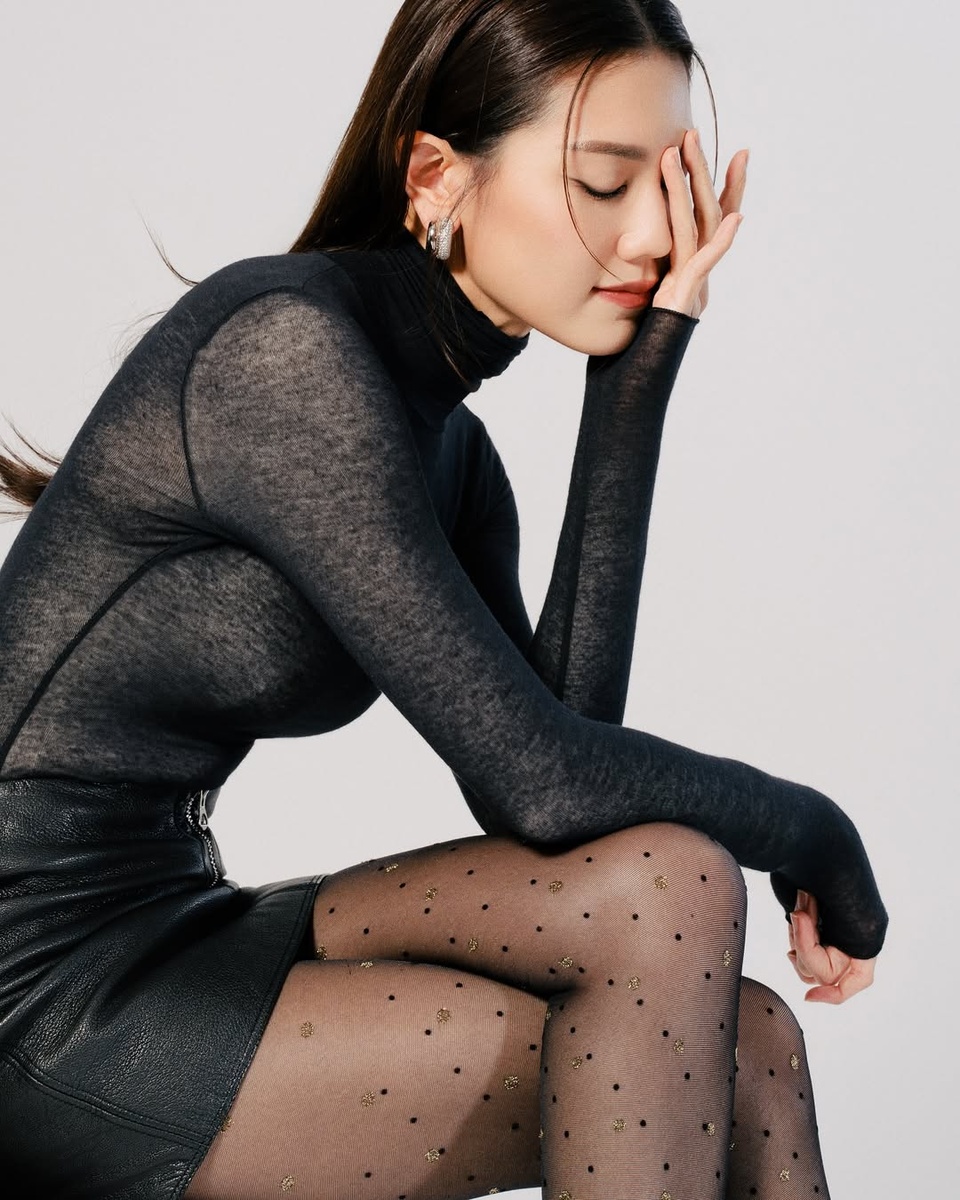 "Thiên thần nội y" sở hữu nhan sắc cực phẩm khiến tỷ phú giàu nhất Hong Kong cũng phải... đâm đơn kiện- Ảnh 1. "Thiên thần nội y" sở hữu nhan sắc cực phẩm khiến tỷ phú giàu nhất Hong Kong cũng phải... đâm đơn kiện- Ảnh 1.