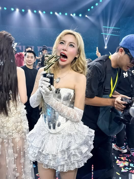 Đúng dịp cuối năm, MisThy bất ngờ để mặt mộc, biến hình Ahri Huyền Thoại Trỗi Dậy khiến anh em game thủ điêu đứng- Ảnh 1.