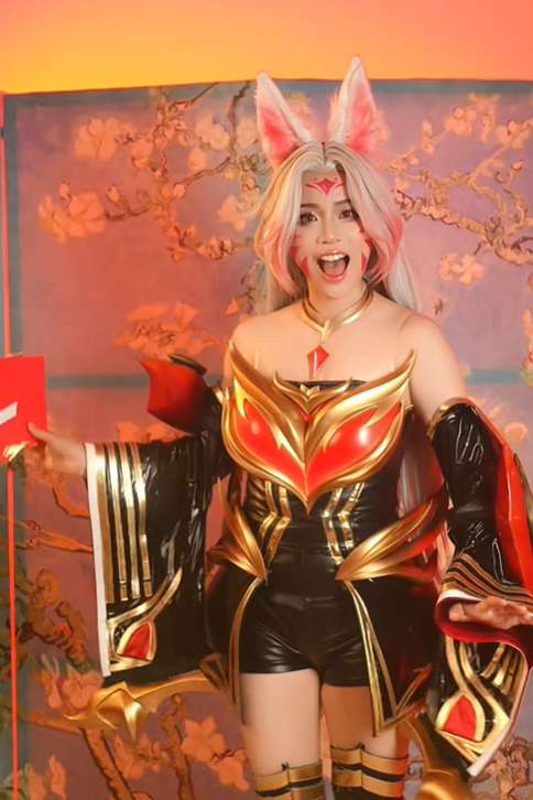 Đúng dịp cuối năm, MisThy bất ngờ để mặt mộc, biến hình Ahri Huyền Thoại Trỗi Dậy khiến anh em game thủ điêu đứng- Ảnh 2.