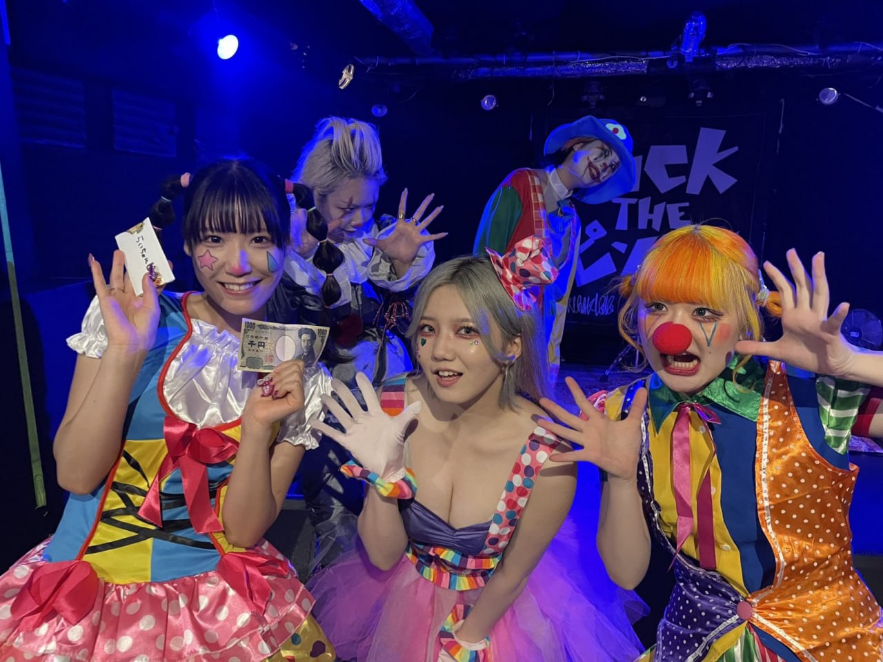 Nhóm nữ cả cõi mạng kêu gọi tan rã: Mặc đồ bơi biểu diễn dưới trời tuyết, bị đe doạ phải đóng phim người lớn- Ảnh 9.