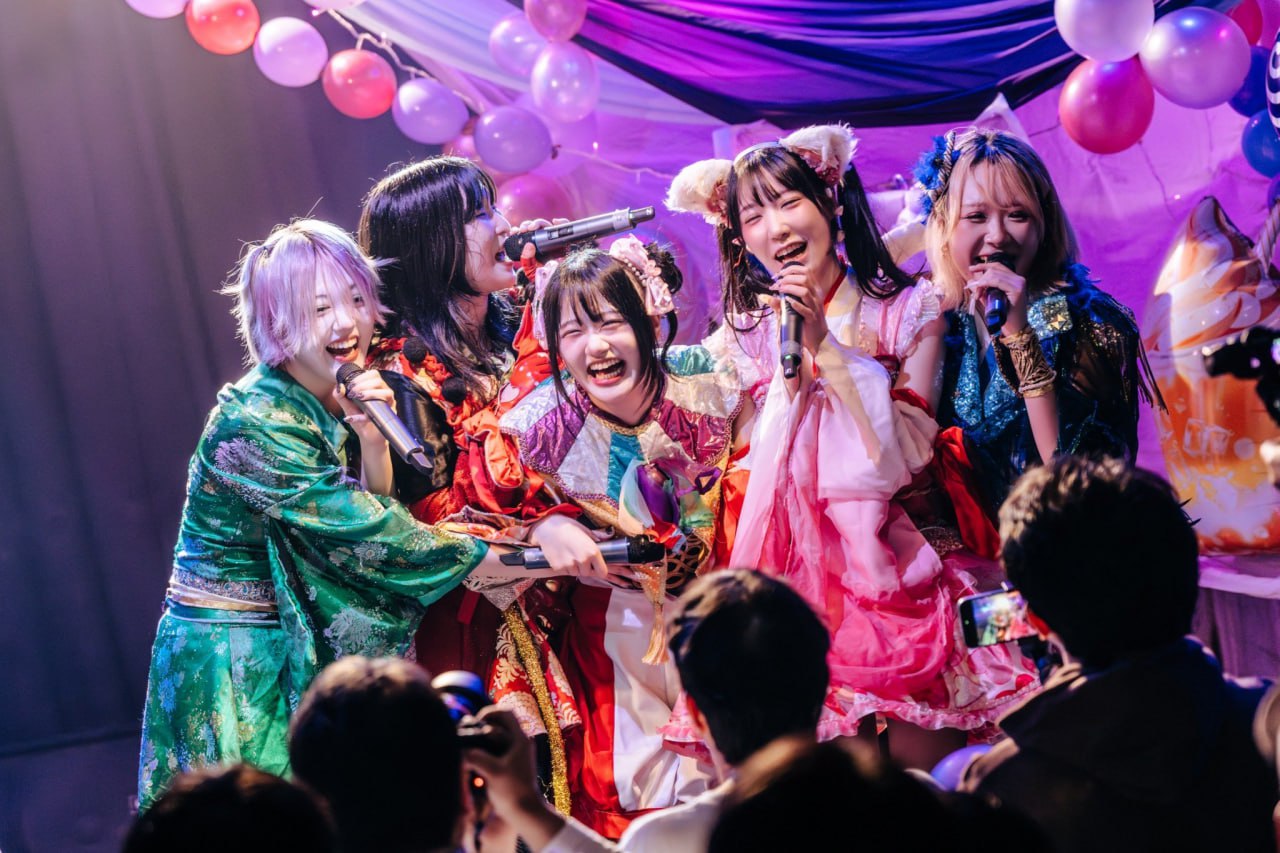 Nhóm nữ cả cõi mạng kêu gọi tan rã: Mặc đồ bơi biểu diễn dưới trời tuyết, bị đe doạ phải đóng phim người lớn- Ảnh 8.