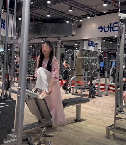 Nghỉ Tết nhưng không quên giữ dáng, nữ gymer khiến người xem "choáng" khi mặc áo dài "quẩy" ở phòng tập- Ảnh 1. Nghỉ Tết nhưng không quên giữ dáng, nữ gymer khiến người xem "choáng" khi mặc áo dài "quẩy" ở phòng tập- Ảnh 1.