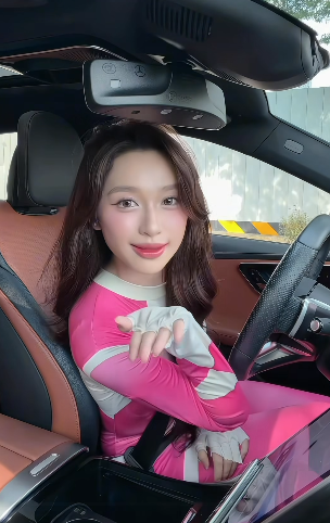 "Biến hình" thành siêu nhân để… lái xe, hot girl khiến người xem thích thú- Ảnh 2.