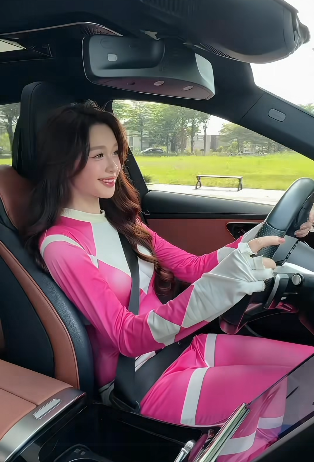 "Biến hình" thành siêu nhân để… lái xe, hot girl khiến người xem thích thú- Ảnh 4.