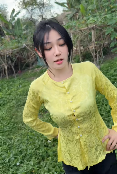 Diện áo bà ba đón Tết đầy khác biệt, Trần Hà Linh hút hơn 2 triệu view chỉ sau một ngày đăng clip mới- Ảnh 1.
