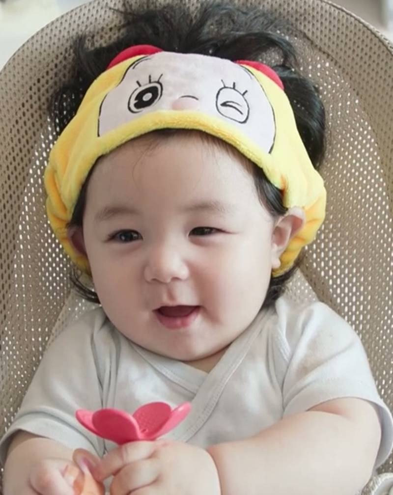 Sao nhí 1 tuổi thành người thừa kế đế chế 120 năm tuổi, visual đẹp chấn động!- Ảnh 6. Sao nhí 1 tuổi thành người thừa kế đế chế 120 năm tuổi, visual đẹp chấn động!- Ảnh 6.