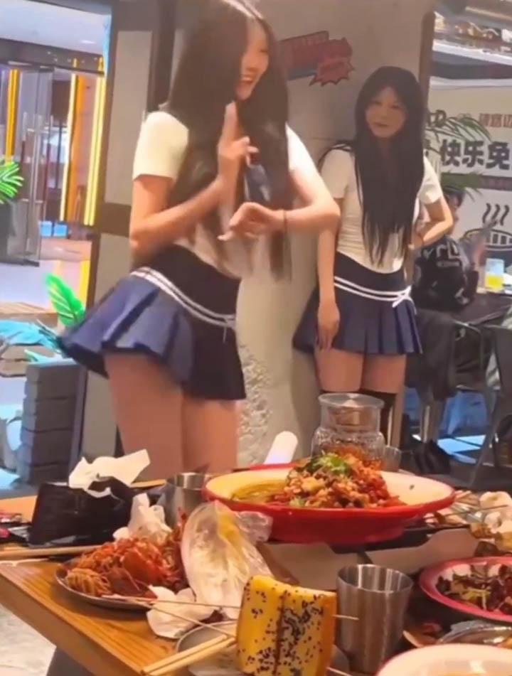 Quán lẩu Trung Quốc gây sốt: Cho 'Tóc Tóc Cơ' nhảy cực sung khiến CĐM ngán ngẩm- Ảnh 4.