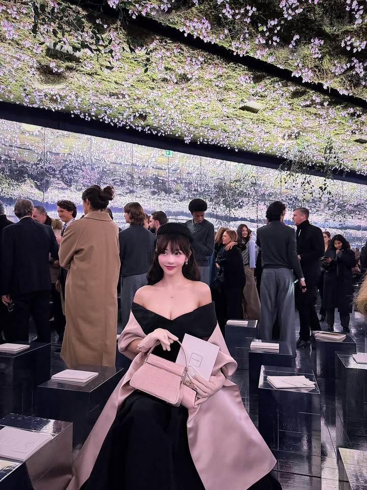 Đến fashion show của Dior, hot girl gây tranh cãi tới hơn 30 triệu lượt tương tác vì quá khứ là cựu diễn viên- Ảnh 1. Đến fashion show của Dior, hot girl gây tranh cãi tới hơn 30 triệu lượt tương tác vì quá khứ là cựu diễn viên- Ảnh 1.