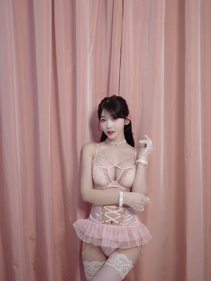 Đến fashion show của Dior, hot girl gây tranh cãi tới hơn 30 triệu lượt tương tác vì quá khứ là cựu diễn viên- Ảnh 9. Đến fashion show của Dior, hot girl gây tranh cãi tới hơn 30 triệu lượt tương tác vì quá khứ là cựu diễn viên- Ảnh 9.