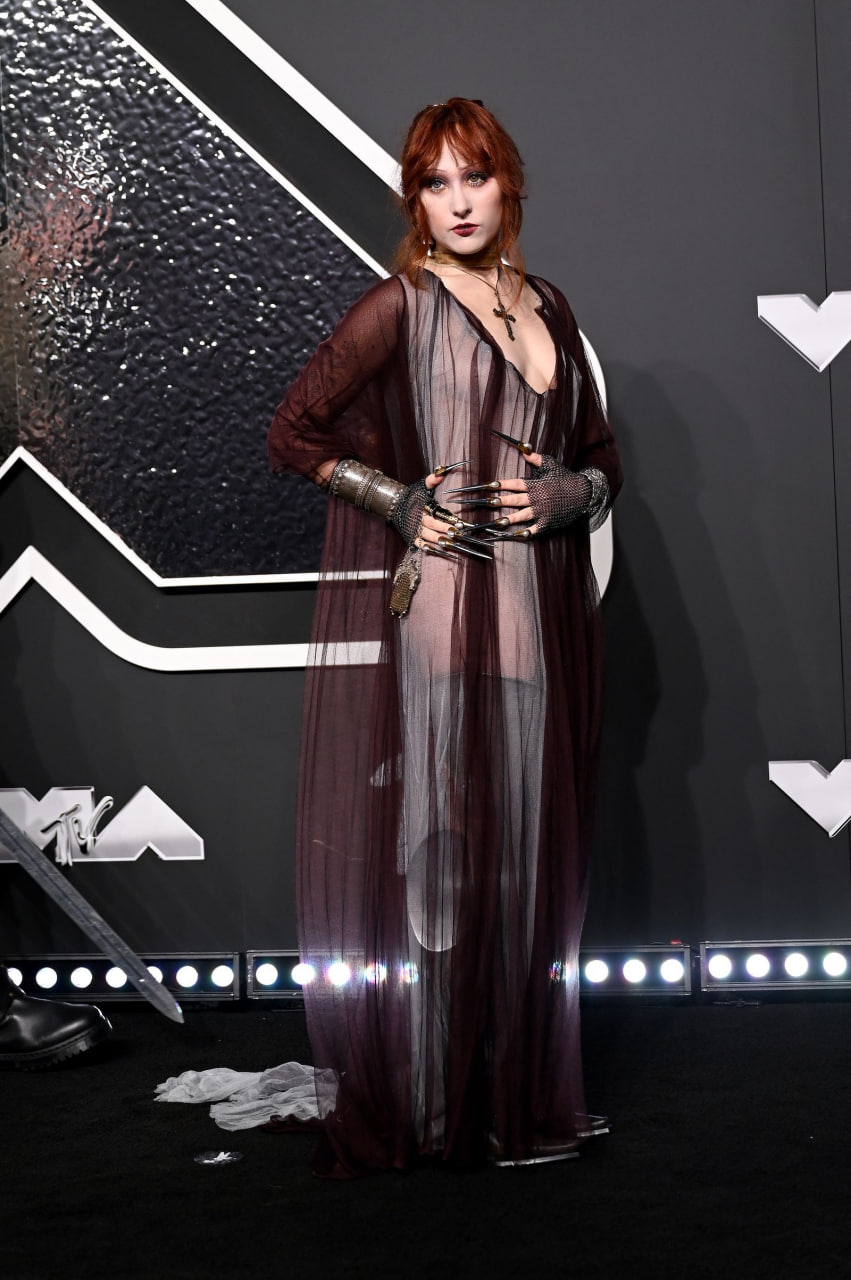 Thảm đỏ Grammy xuất hiện váy khoe thân phản cảm, nản nhất là cách che vòng 1 quá lố lăng- Ảnh 8.