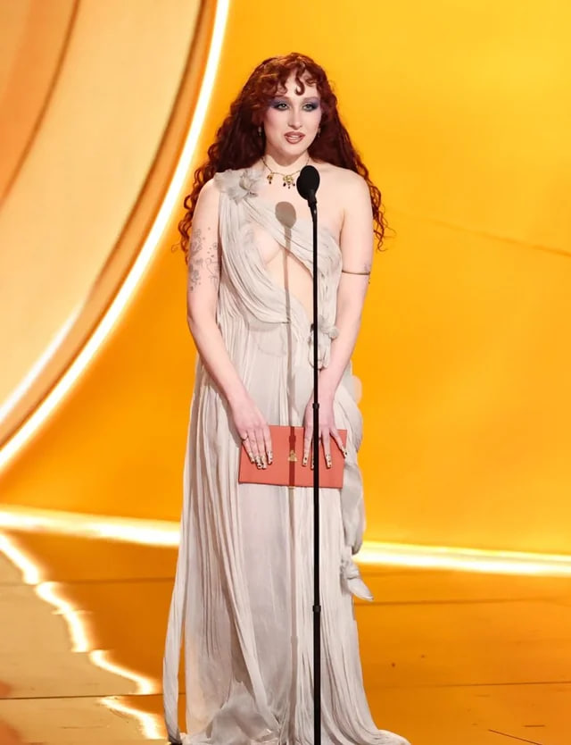 Thảm đỏ Grammy xuất hiện váy khoe thân phản cảm, nản nhất là cách che vòng 1 quá lố lăng- Ảnh 5.