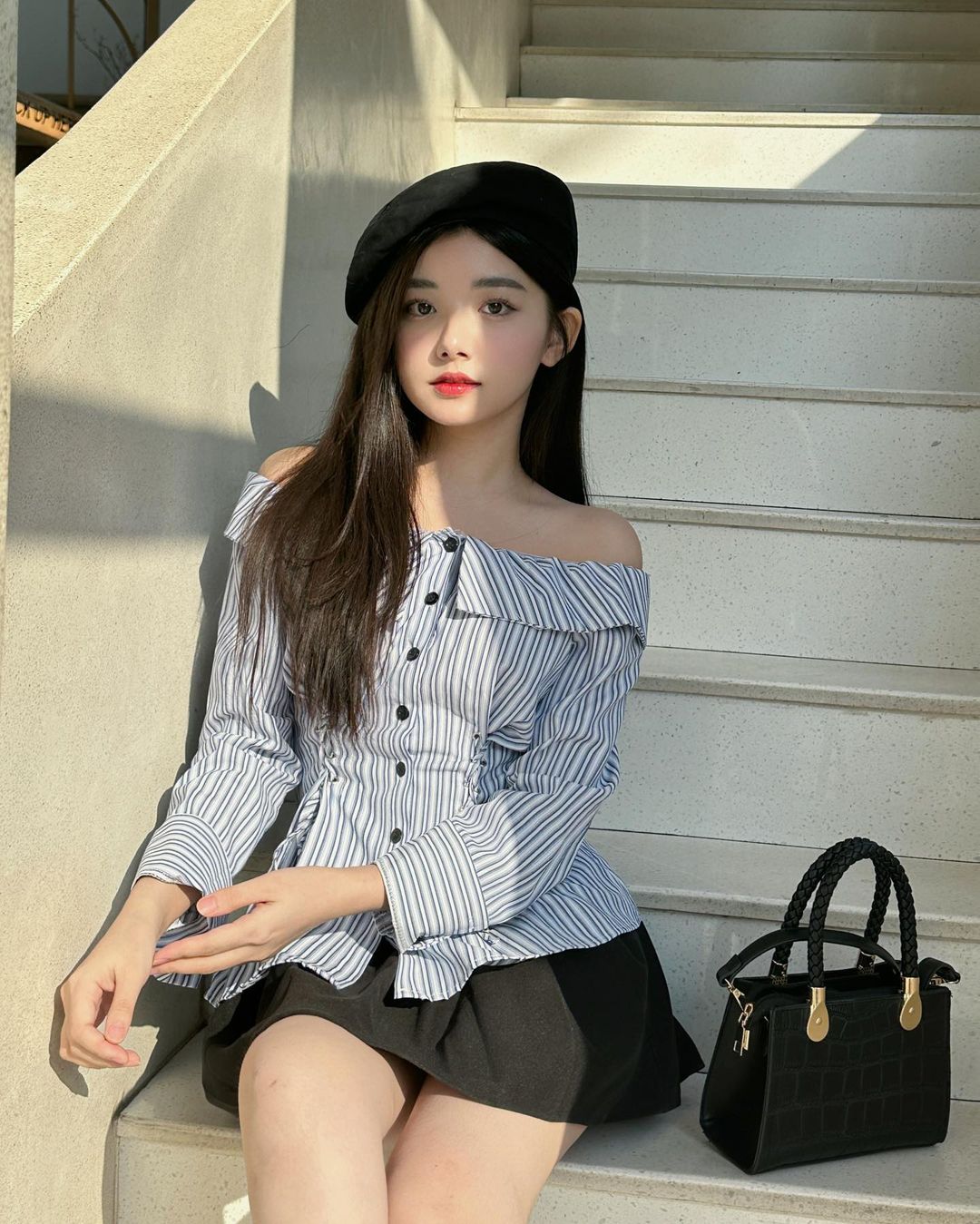 TikToker tuổi Ngọ 22 tuổi tự sắm xế hộp, nhan sắc "búp bê" nhưng học vấn mới gây choáng- Ảnh 1.