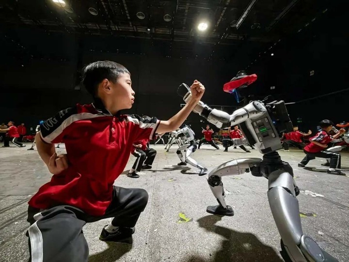 Bí mật sau màn trình diễn robot Trung Quốc múa võ tôn vinh Lý Tiểu Long- Ảnh 5. Bí mật sau màn trình diễn robot Trung Quốc múa võ tôn vinh Lý Tiểu Long- Ảnh 5.