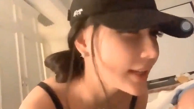 Hớ hênh khi phát sóng, nữ streamer gặp 