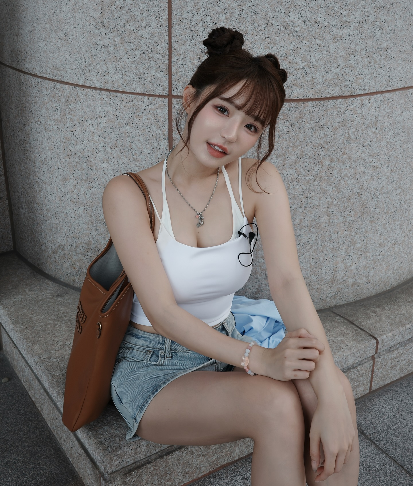 Lộ clip bị “đụng chạm” nhạy cảm, hot girl xinh đẹp bất ngờ nổi như cồn trên mạng xã hội- Ảnh 1.