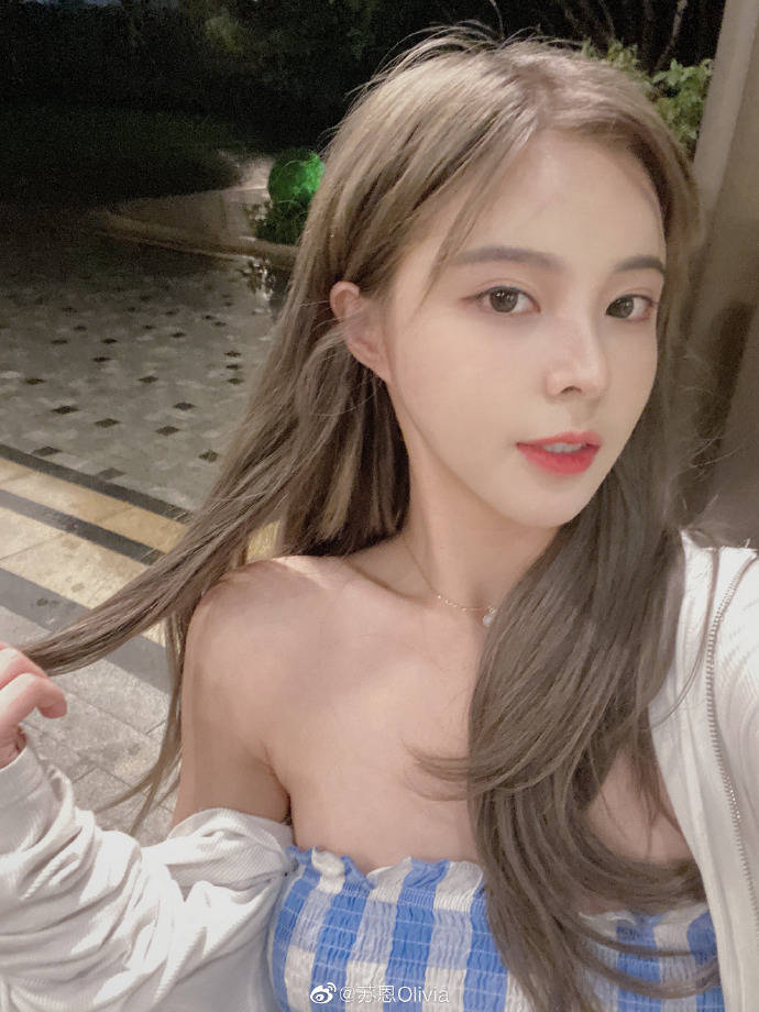 Hớ hênh khi phát sóng, nữ streamer gặp 