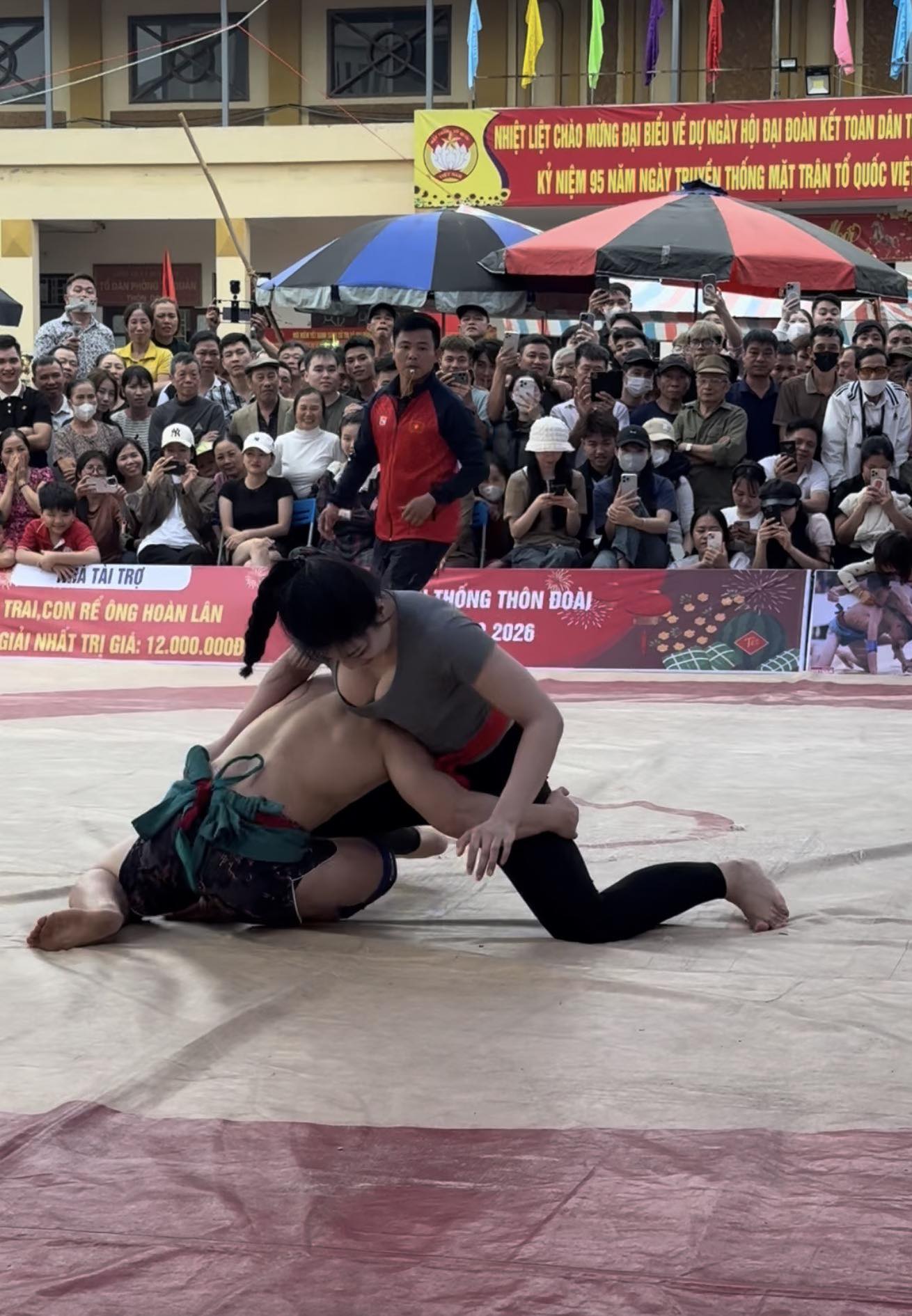 Bóng hồng sới vật Anh Thơ lại trở thành "hot search", cận cảnh khoảnh khắc thi đấu gây "bão mạng"- Ảnh 4. Bóng hồng sới vật Anh Thơ lại trở thành