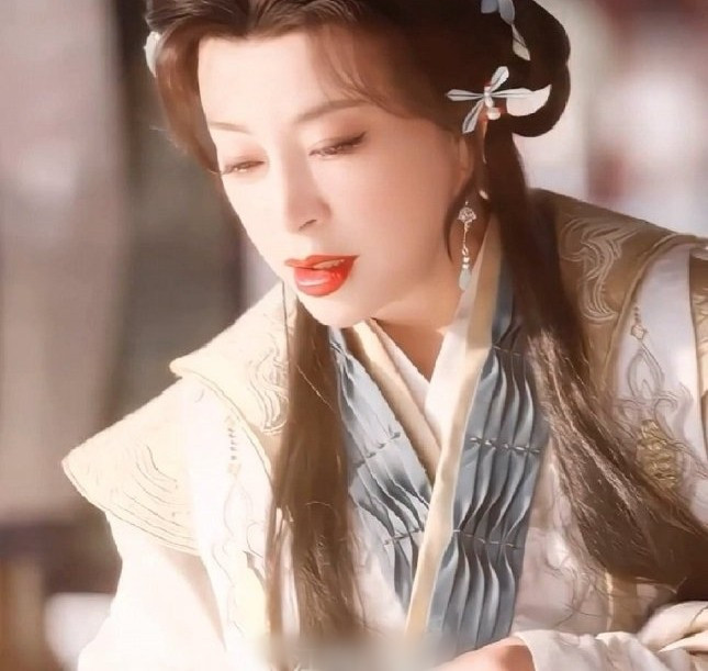 Cảnh hôn gây tranh cãi của Lưu Hiểu Khánh và bạn diễn kém 30 tuổi- Ảnh 5.