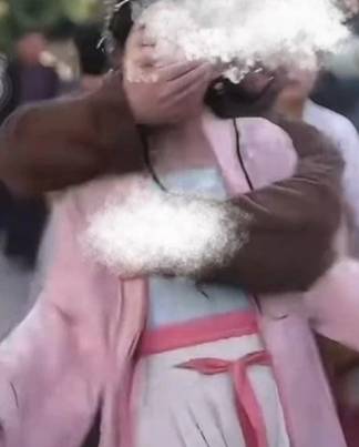 Phẫn nộ cảnh nam diễn viên sàm sỡ bạn diễn trong phim ngắn đang "on trend"- Ảnh 1. Phẫn nộ cảnh nam diễn viên sàm sỡ bạn diễn trong phim ngắn đang "on trend"- Ảnh 1.