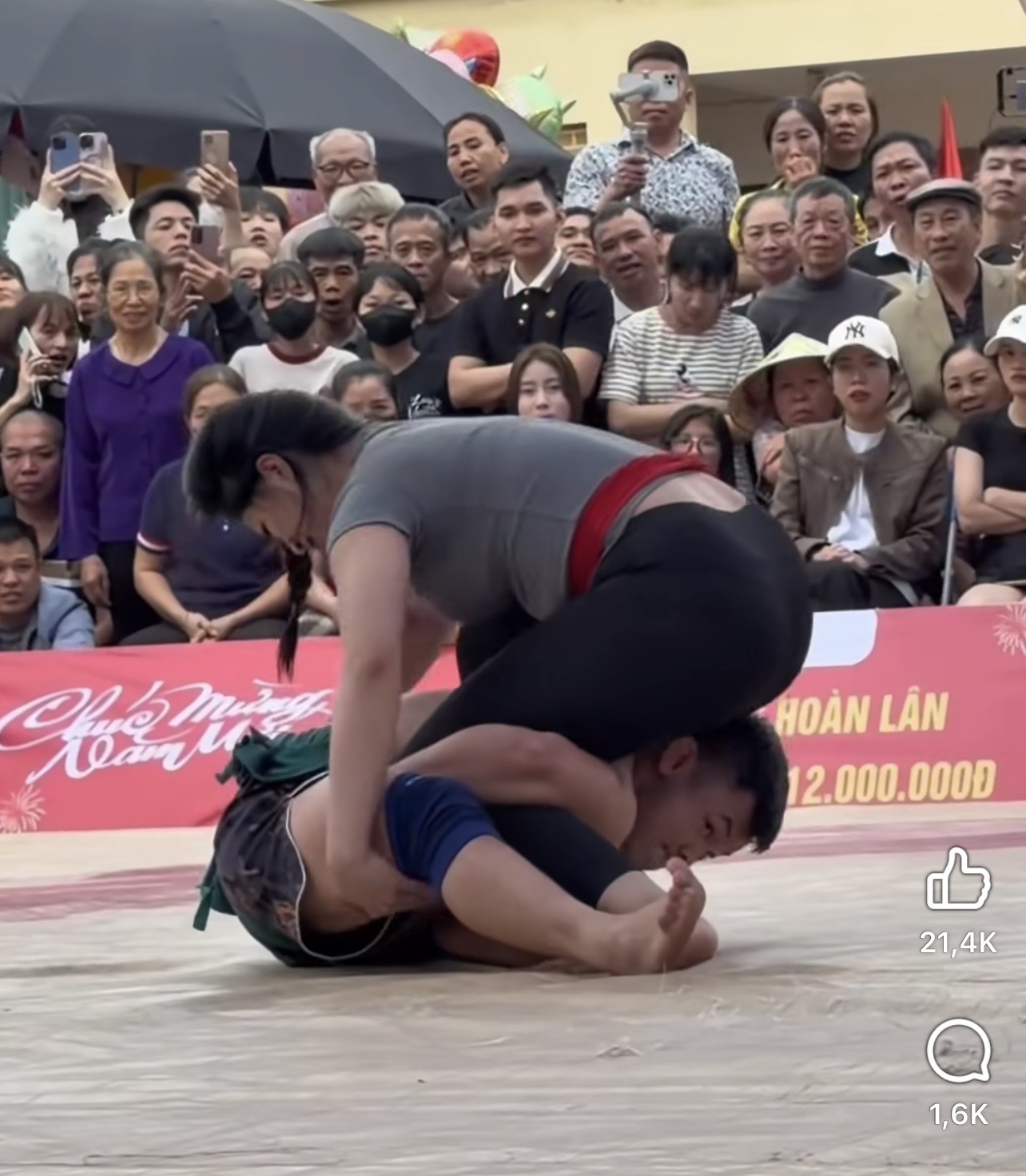 Cô gái xinh đẹp, cao 1m72 "gây sốt" ở sới vật hội làng Bắc Ninh, tiết lộ tiêu chí chọn bạn trai- Ảnh 2. Cô gái xinh đẹp, cao 1m72