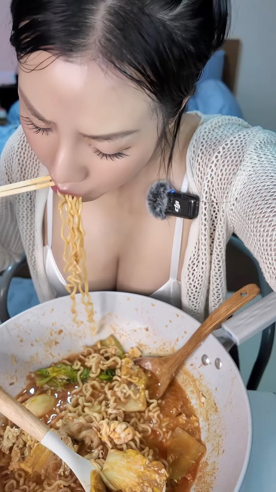 Làm video mukbang ăn mì tôm, hot girl xinh đẹp hút hơn 1 triệu view chỉ trong tíc tắc- Ảnh 1. Làm video mukbang ăn mì tôm, hot girl xinh đẹp hút hơn 1 triệu view chỉ trong tíc tắc- Ảnh 1.