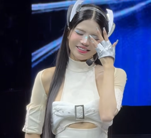 Văn Tùng khiến Mai Dora khóc nấc trên sân khấu? Cộng đồng mạng hốt hoảng không rõ chuyện gì đang xảy ra?- Ảnh 4. Văn Tùng khiến Mai Dora khóc nấc trên sân khấu? Cộng đồng mạng hốt hoảng không rõ chuyện gì đang xảy ra?- Ảnh 4.