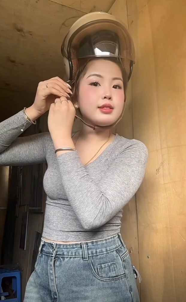 Tiết lộ cách đội mũ bảo hiểm, cô gái xinh đẹp thu về gần 1,5 triệu view- Ảnh 7.
