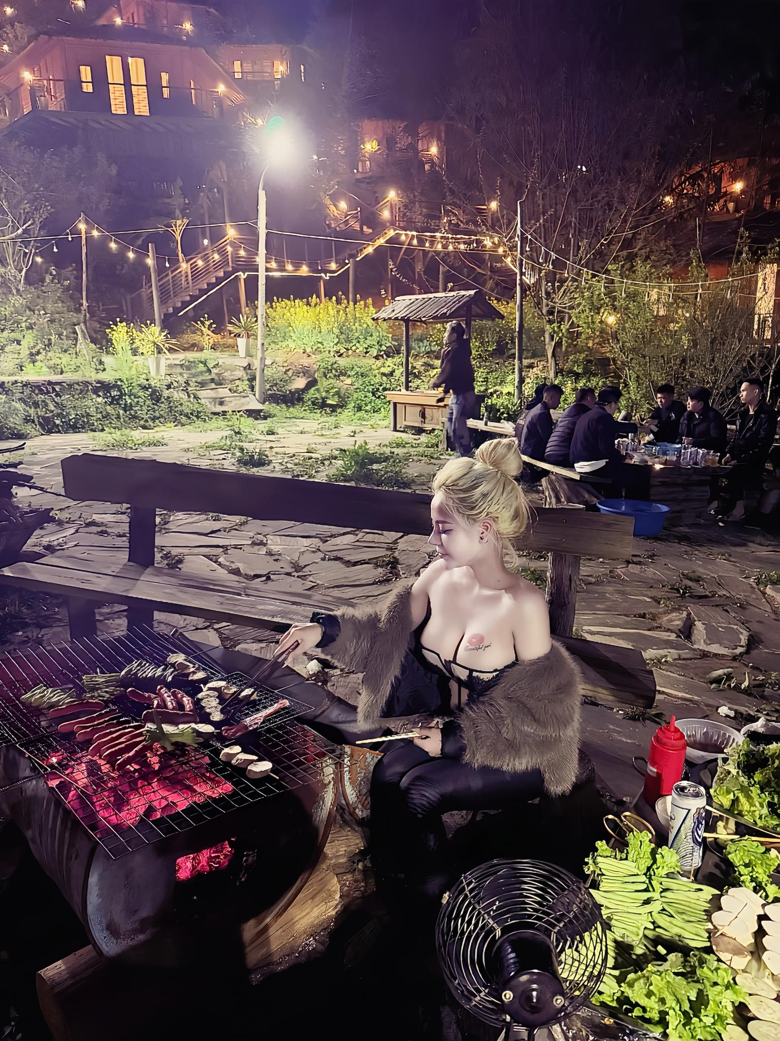 Ngồi nướng thịt, hot girl bất ngờ “viral”, được vô số anh em lan truyền hình ảnh khắp MXH