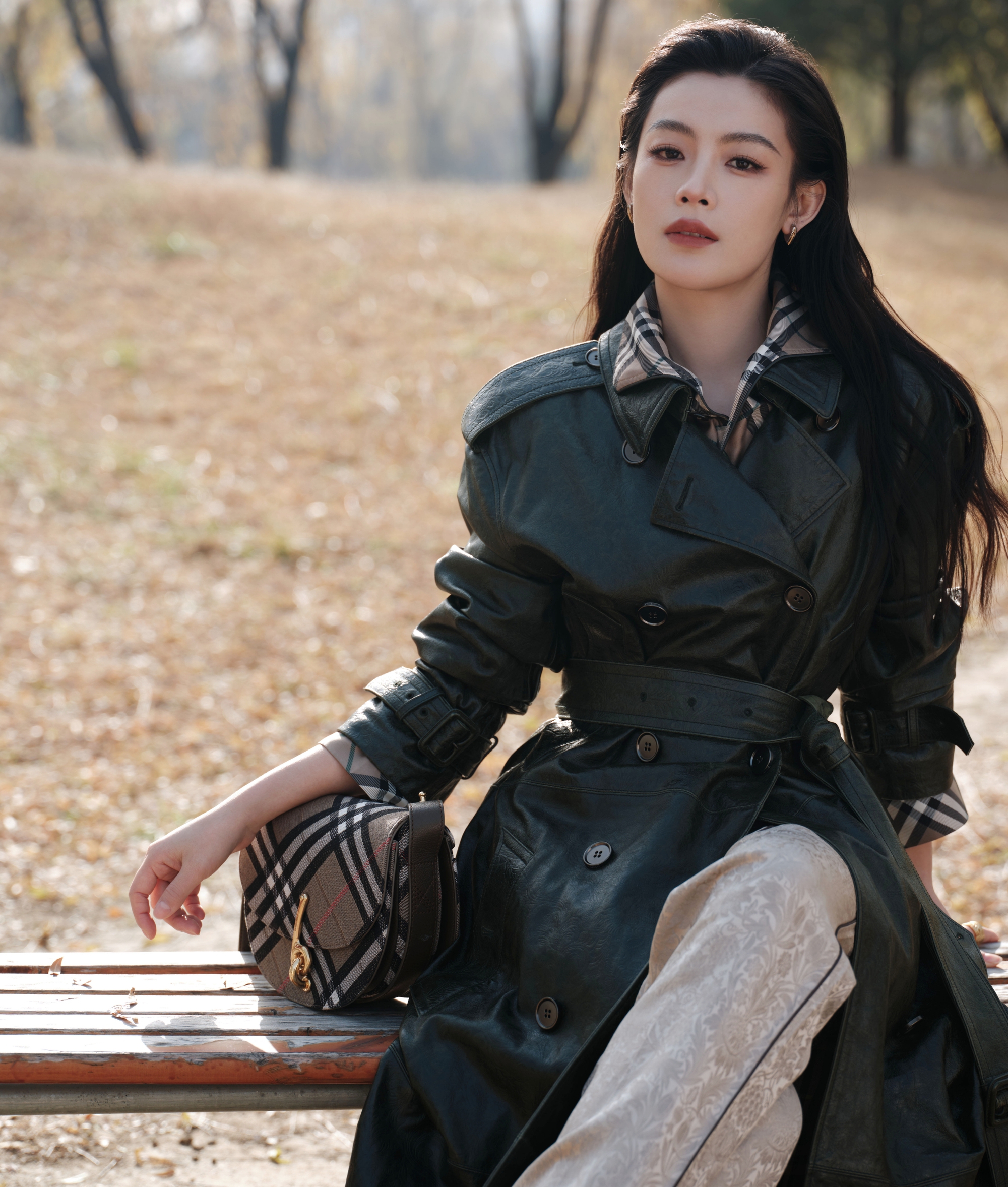 Đây chính là mỹ nhân đẹp nhất phim Tết 2026: Visual tuyệt tác trời ban, diễn hay đến nỗi vực dậy cả phòng vé- Ảnh 10. Đây chính là mỹ nhân đẹp nhất phim Tết 2026: Visual tuyệt tác trời ban, diễn hay đến nỗi vực dậy cả phòng vé- Ảnh 10.