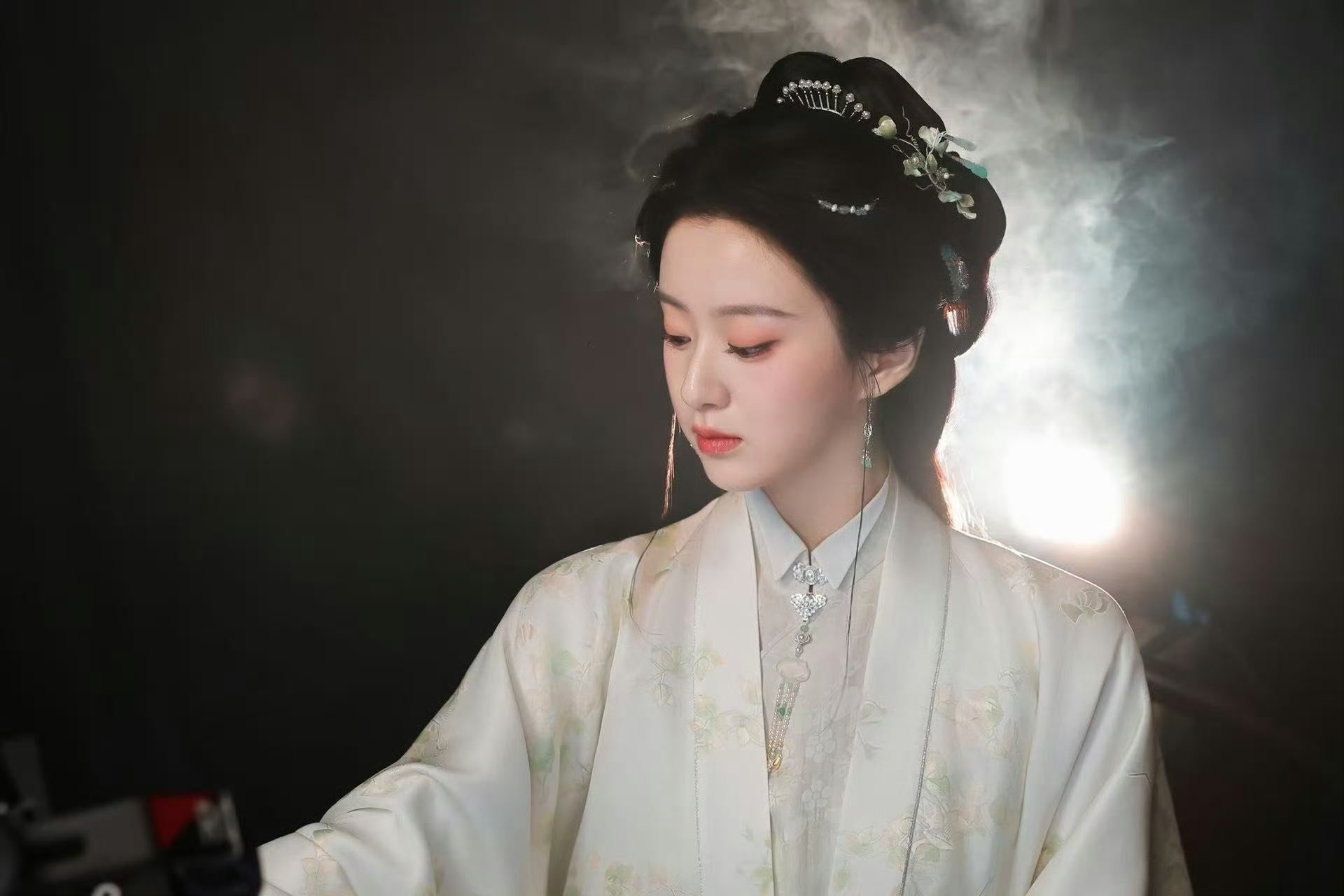 Phong hoa tuyệt đại cũng không đủ hình dung mỹ nhân này: Trời sinh để đóng cổ trang, ngắm một hồi tưởng xuyên không- Ảnh 1.