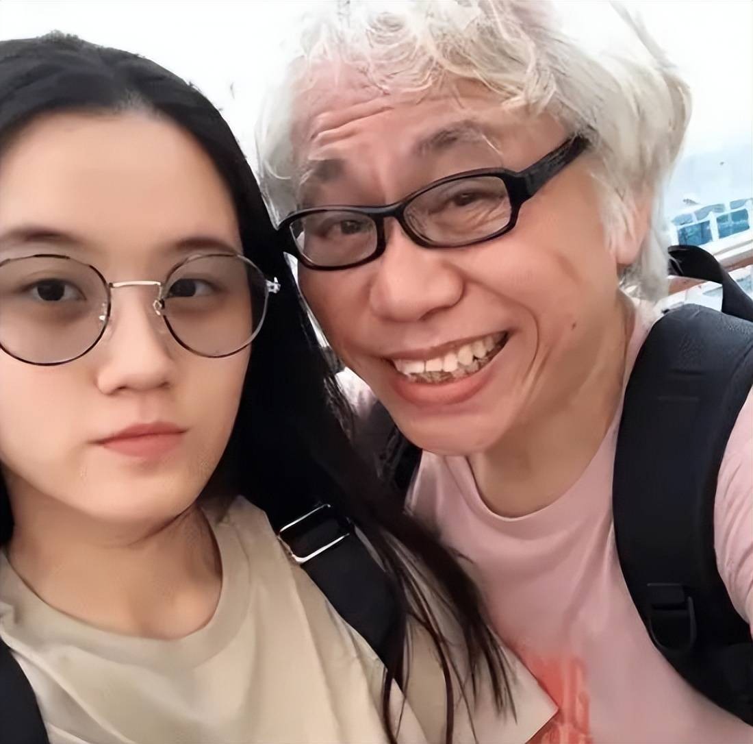 Cái kết của người vợ trẻ trong mối tình ông - cháu gây sốc showbiz: Điên loạn, lang thang đầu đường xó chợ ăn xin- Ảnh 2.