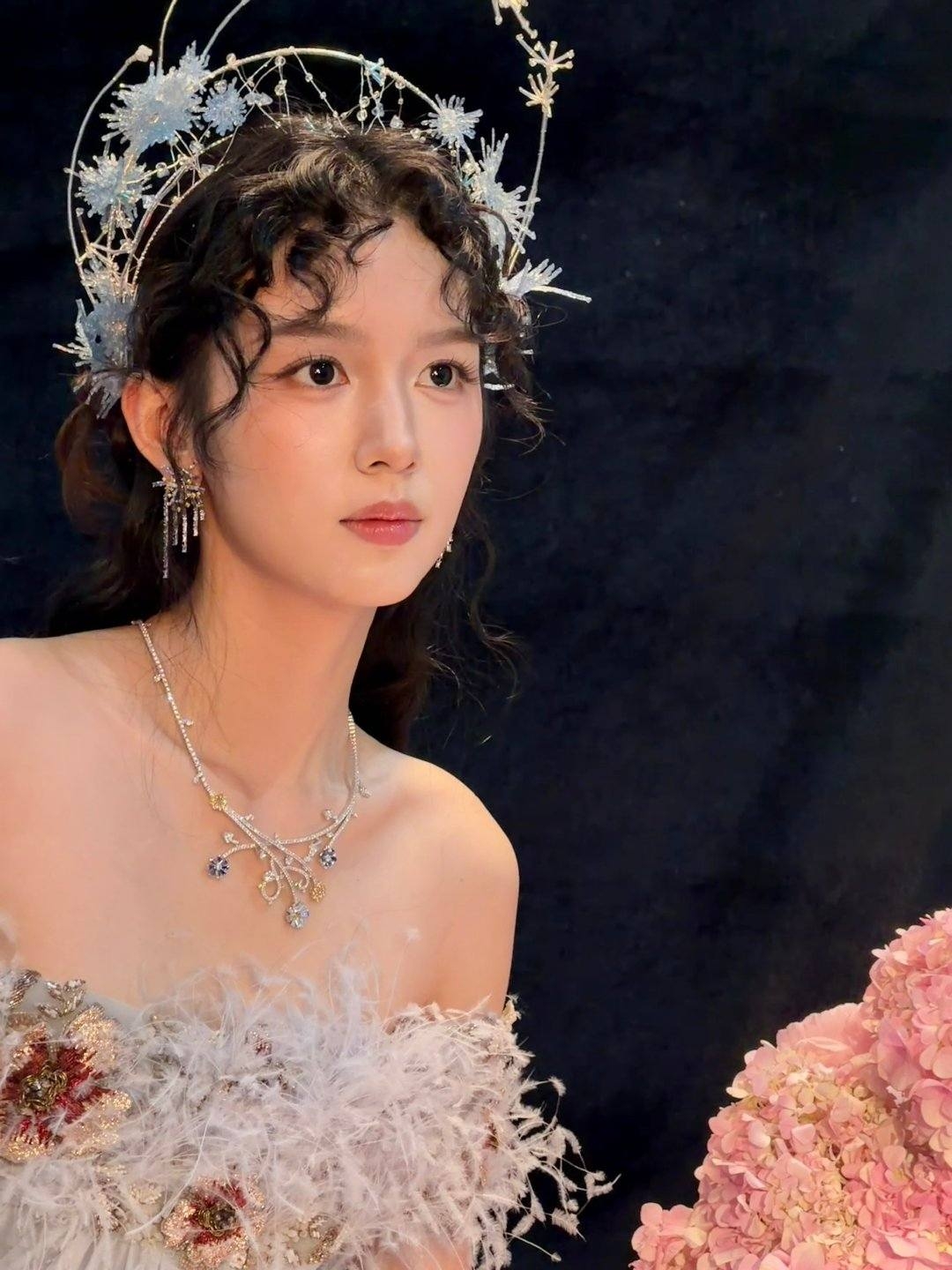 Không thể tin đây là mỹ nhân đẹp chấn động thế gian: Thần nữ bước ra từ tranh sơn dầu, bút nào vẽ cho nổi- Ảnh 5.