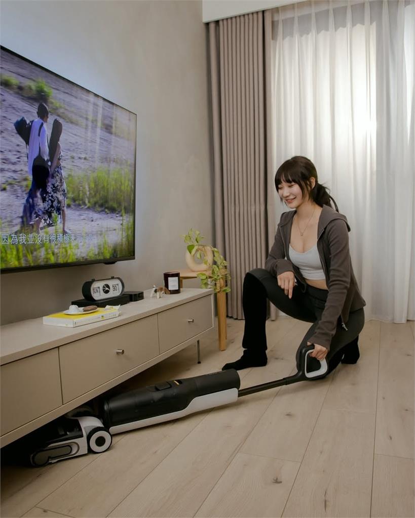 Cúi người dọn dẹp để quảng cáo, nữ streamer suýt hớ hênh, bị chỉ trích "thiên tài câu view"- Ảnh 3. Cúi người dọn dẹp để quảng cáo, nữ streamer suýt hớ hênh, bị chỉ trích "thiên tài câu view"- Ảnh 3.