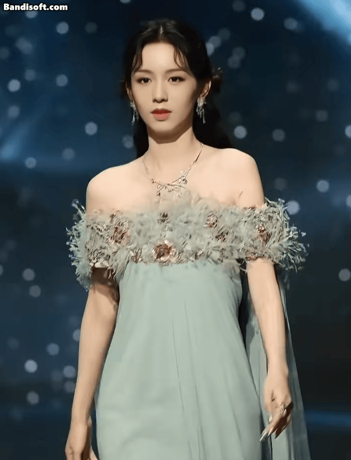 Không thể tin đây là mỹ nhân đẹp chấn động thế gian: Thần nữ bước ra từ tranh sơn dầu, bút nào vẽ cho nổi- Ảnh 7.