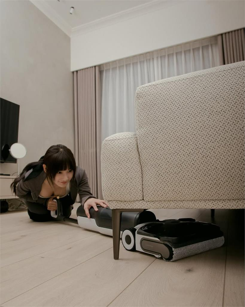 Cúi người dọn dẹp để quảng cáo, nữ streamer suýt hớ hênh, bị chỉ trích Cúi người dọn dẹp để quảng cáo, nữ streamer suýt hớ hênh, bị chỉ trích