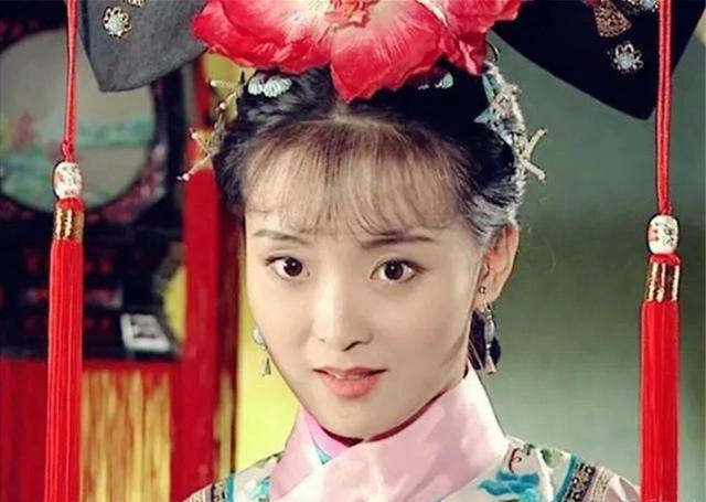 Mỹ nhân Hoàn Châu Cách Cách quỳ xuống rửa chân cho mẹ chồng quý tộc, nai lưng trả nợ 4.000 tỷ cho chồng đại gia- Ảnh 2.