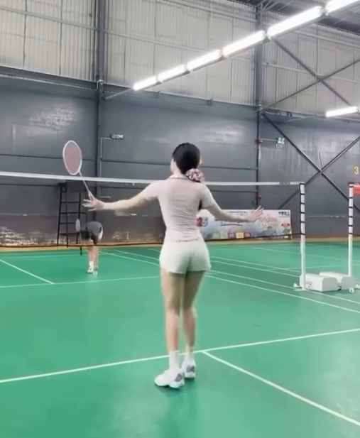 "Ưỡn ẹo" trên sân cầu lông, hot girl khiến người xem "ngứa mắt" không chịu nổi với chiêu trò câu view- Ảnh 2.