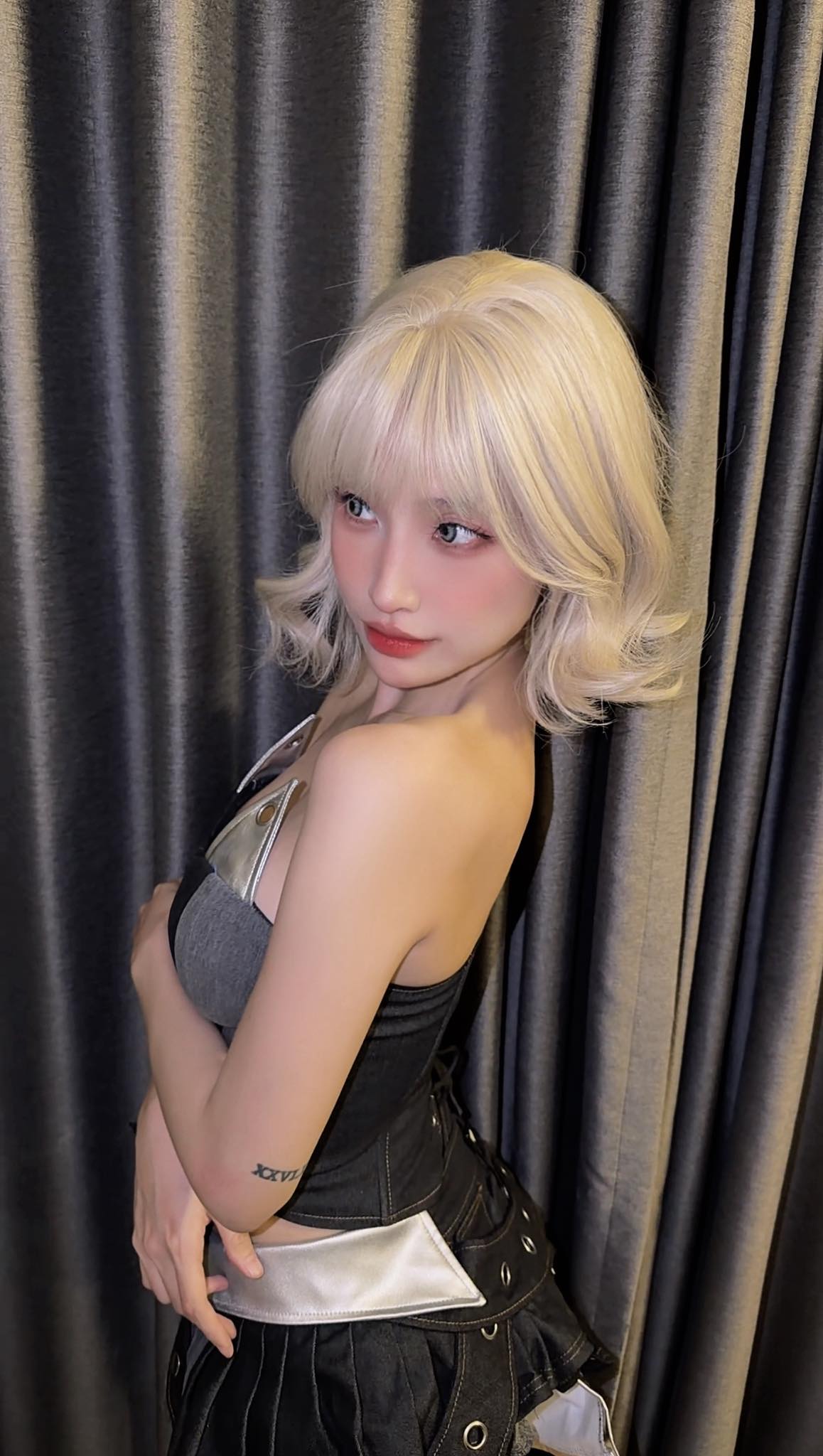 Lily Phan gây "choáng" với bộ ảnh thả dáng "nuột" như gái 18, fan trầm trồ "nhìn thôi đã thấy rạo rực"- Ảnh 1.