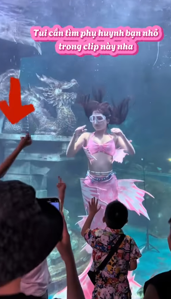 Bị khán giả giơ "ngón tay thối", hot girl tiên cá có pha xử lý cực khéo- Ảnh 1.