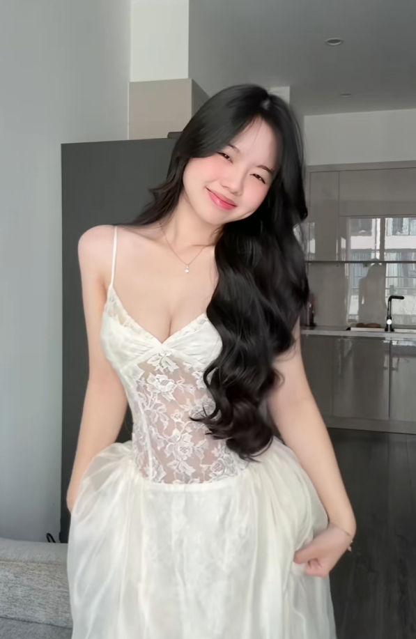 Gái xinh bất ngờ lên xu hướng nhờ khoe "lúm", quá khứ từng bị gắn mác  "bản sao" Tiểu Hý- Ảnh 2.