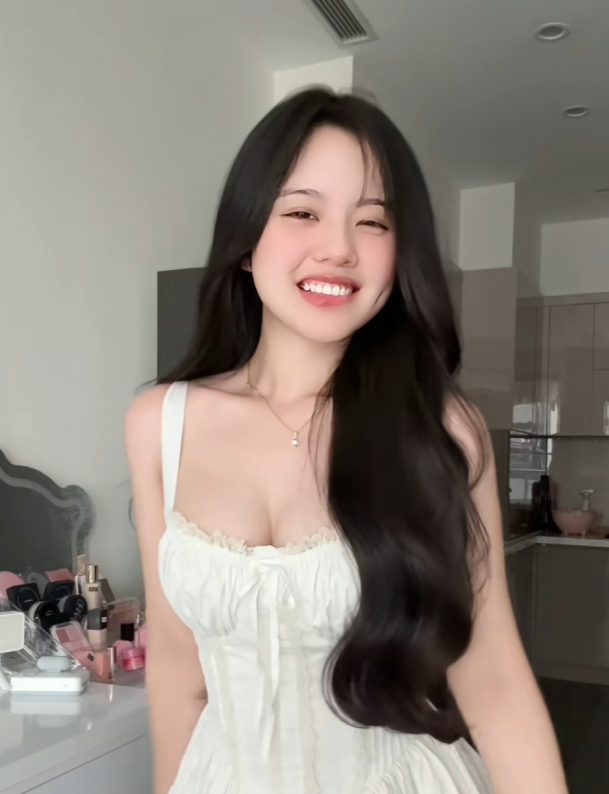 Gái xinh bất ngờ lên xu hướng nhờ khoe "lúm", quá khứ từng bị gắn mác  "bản sao" Tiểu Hý- Ảnh 1.