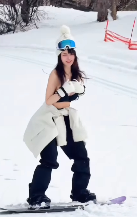 Cô gái "nghị lực", diện bikini trượt tuyết gây bão triệu view, nhan sắc khiến netizen tan chảy- Ảnh 1.