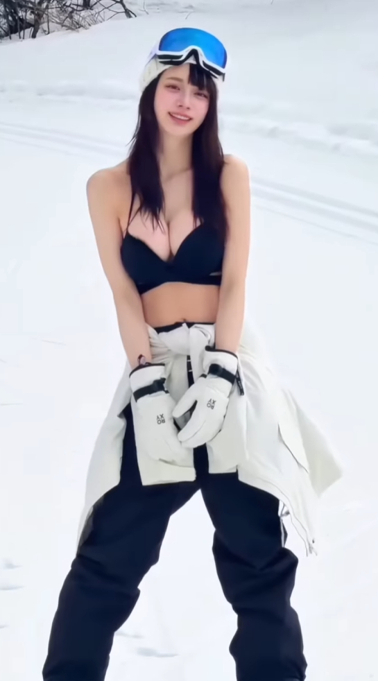 Cô gái "nghị lực", diện bikini trượt tuyết gây bão triệu view, nhan sắc khiến netizen tan chảy- Ảnh 2.