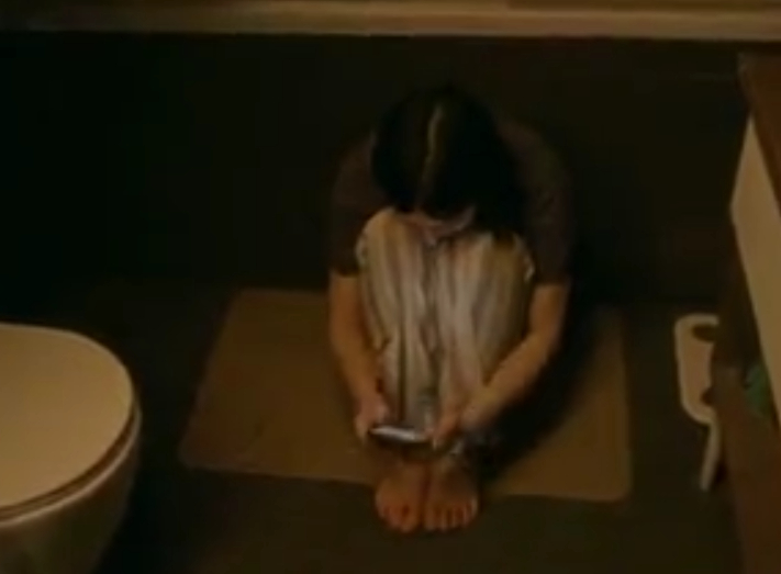 Hành vi biến thái gây rúng động: Quay video đồi bại, ép nạn nhân cười để "selfie" với mình- Ảnh 1.