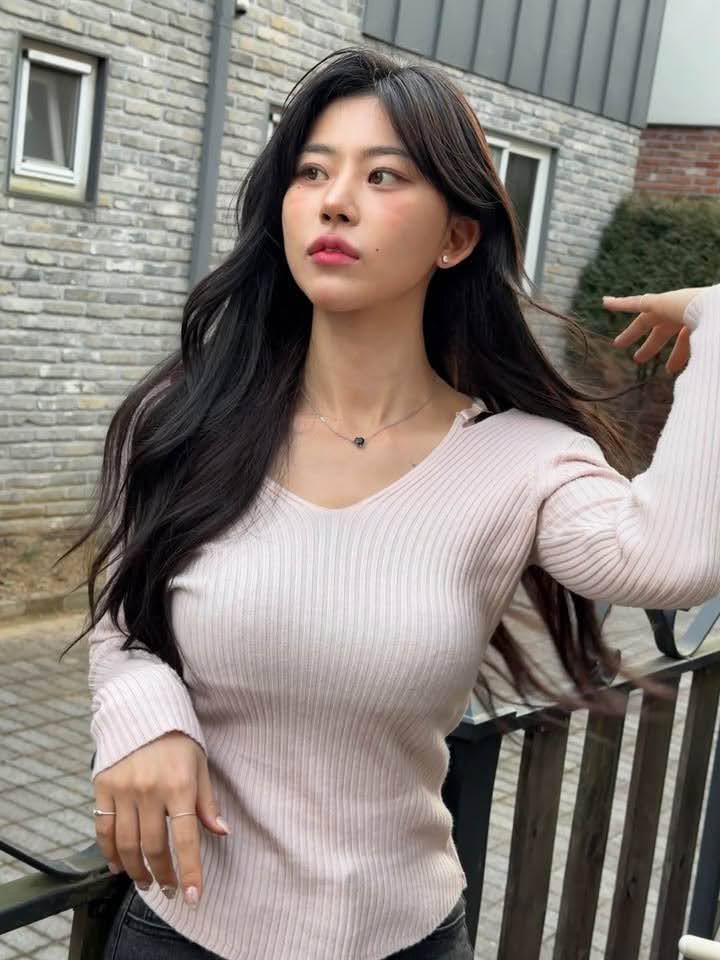 Cận cảnh nhan sắc “nữ pháp sư đẹp nhất Hàn Quốc” khiến dân tình xôn xao- Ảnh 1.