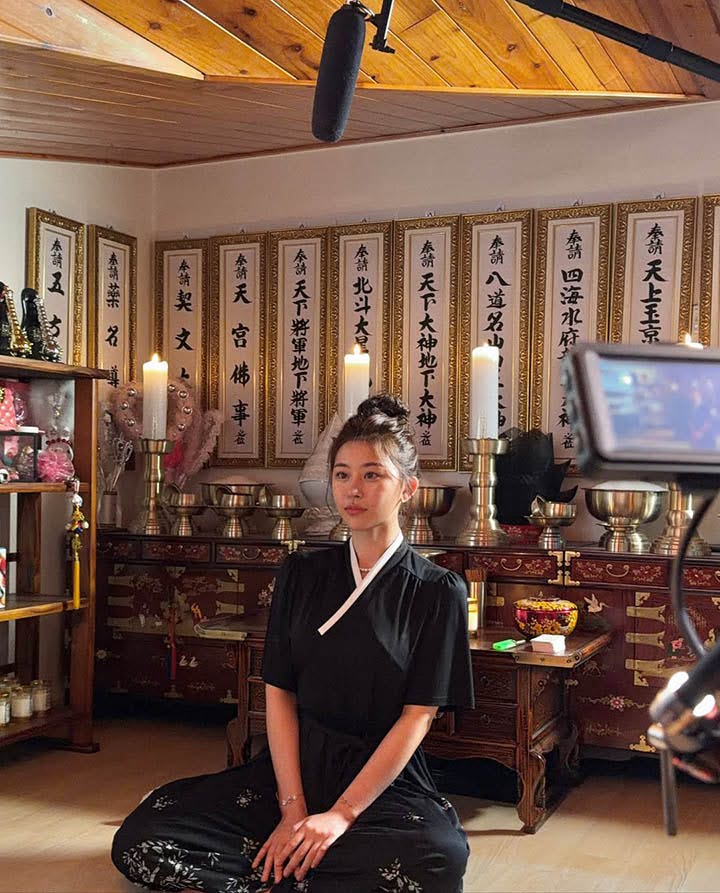 Cận cảnh nhan sắc “nữ pháp sư đẹp nhất Hàn Quốc” khiến dân tình xôn xao- Ảnh 2.