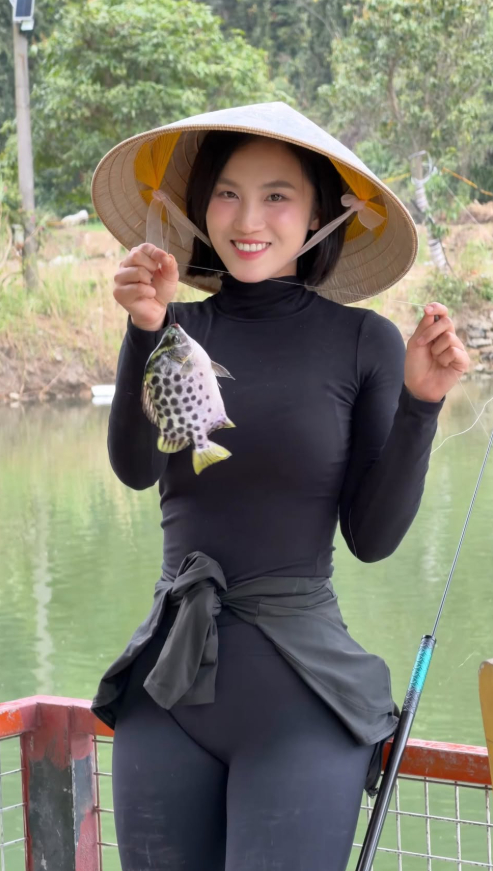 Nữ gymer "bỏ tập" đi câu cá, lập tức hút cả triệu view từ anh em "cần thủ"- Ảnh 8.